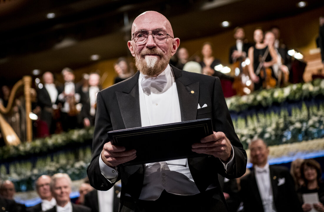 manbet手机版基普·索恩在斯德哥尔摩音乐厅接受诺贝尔奖后