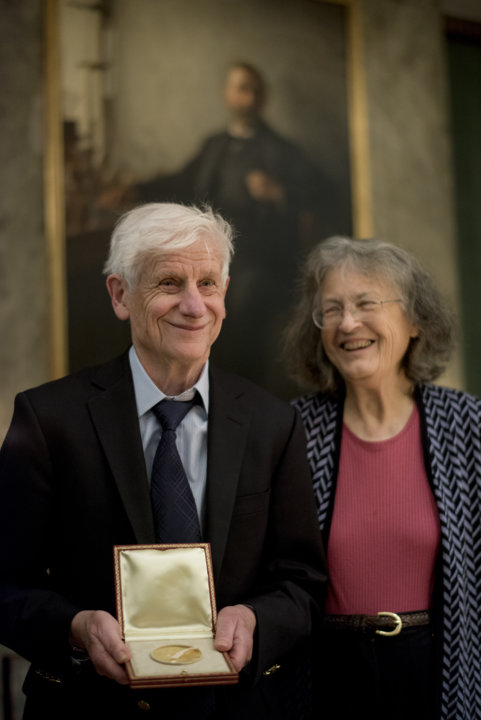 manbet手机版大卫·j·索利斯展示他的诺贝尔奖章