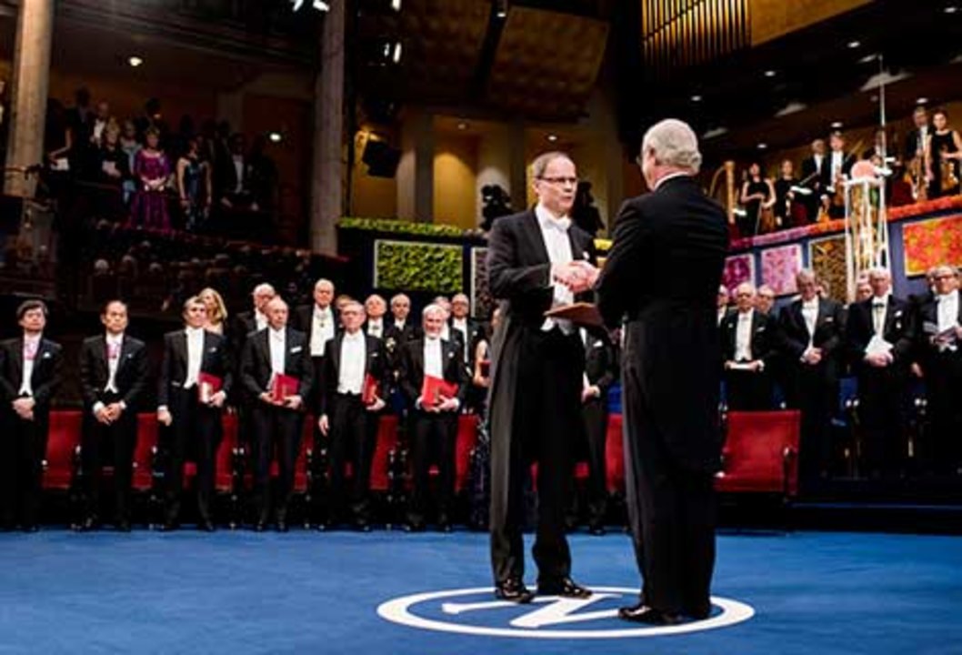 Jean Tirole receiving his Prize from His Majesty King Carl XVI Gustaf of Sweden