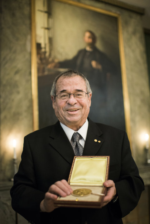 manbet手机版阿里耶·沃谢尔在访问诺贝尔基金会时展示他的诺贝尔奖章