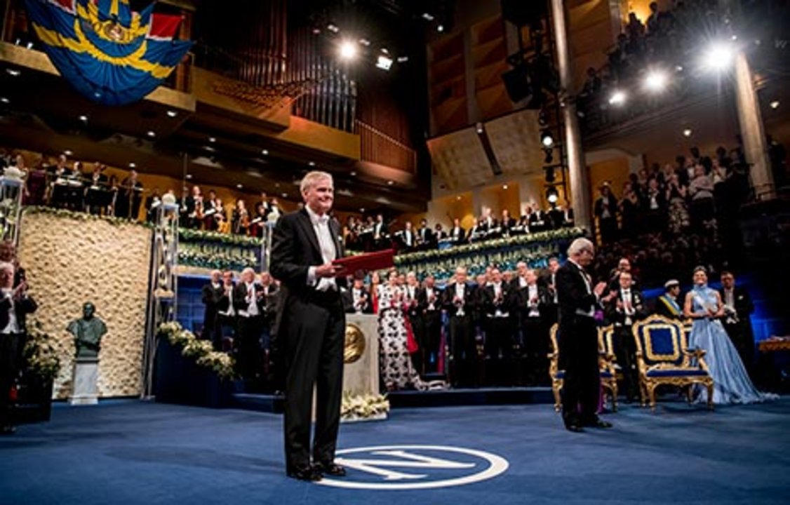 manbet手机版迈克尔·w·杨在斯德哥尔摩音乐厅接受诺贝尔奖后