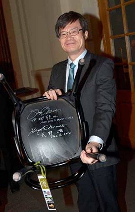manbet手机版2014年12月6日，与之前的许多诺贝尔奖得主一样，天野浩在斯德哥尔摩诺贝尔博物馆的诺贝尔小酒馆的一把椅子上签名。