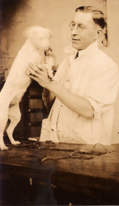 manbet手机版弗雷德里克·班廷和他的狗。manbet手机版知识共享CC-BY-4.0，通过维基共享资源