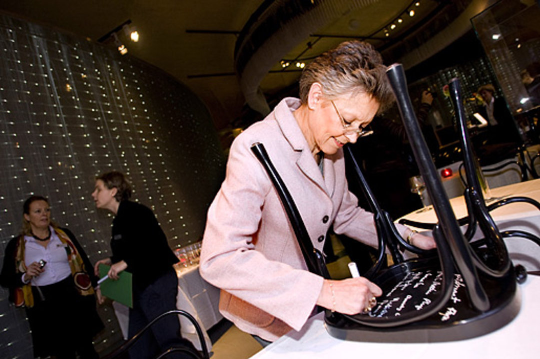 manbet手机版Françoise Barré-Sinoussi，就像在她之前的许多诺贝尔奖得主一样，在椅子上签名