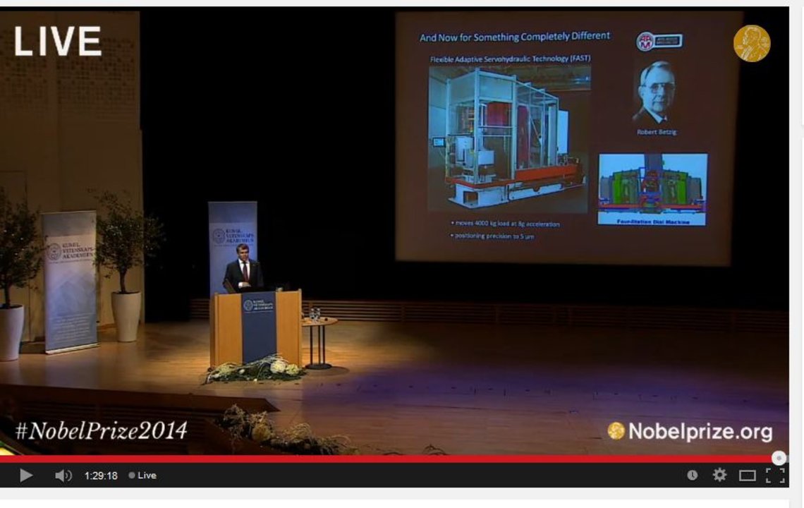 manbet手机版埃里克·贝齐格(Eric Betzig)在斯德哥尔摩大学奥拉·麦格纳(Aula Magna)发表诺贝尔奖演讲单分子、细胞和超分辨率光学