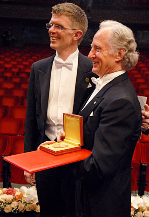 manbet手机版Mario R. Capecchi和他的诺贝尔奖奖章和文凭