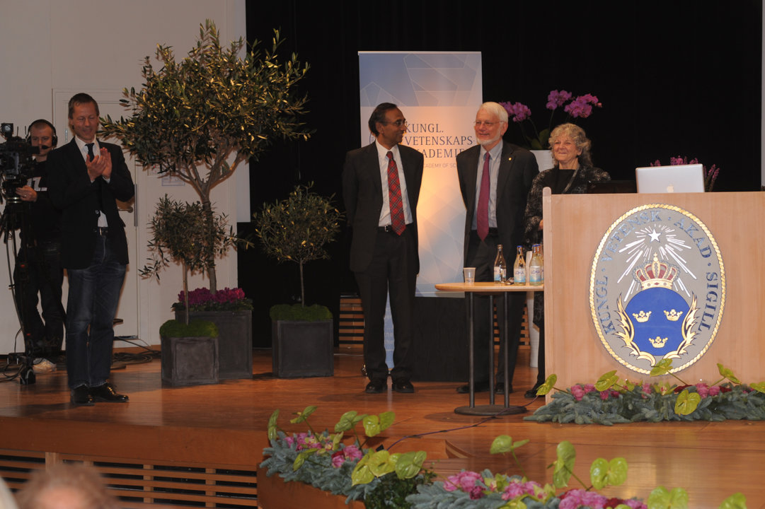 manbet手机版Venkatraman Ramakrishnan, Thomas A. Steitz和Ada E. Yonath在发表诺贝尔奖演讲后