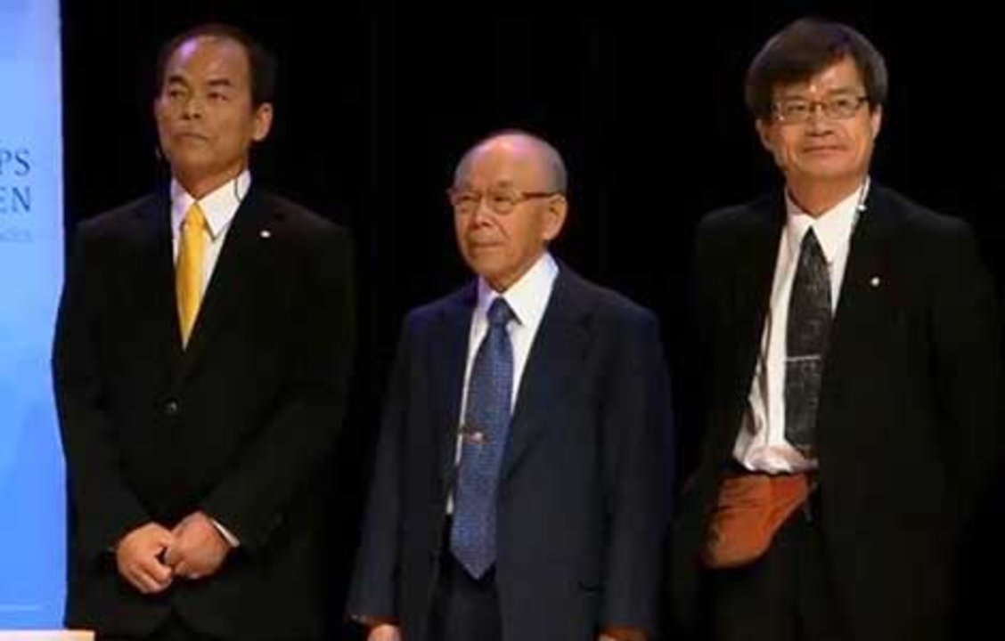manbet手机版2014年12月8日，三位物理学奖得主在斯德哥尔摩大学麦格纳大厅的诺贝尔演讲后站在台上。manbet手机版左起:中村修二、赤崎勇、天野浩。