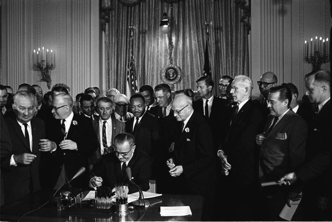 manbet手机版林登·约翰逊总统在马丁·路德·金等人的见证下签署了1964年民权法案。manbet手机版1964年2月7日，华盛顿特区白宫东厅。