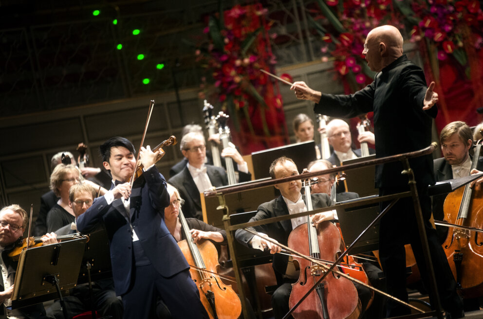 manbet手机版指挥家克里斯托弗·艾森巴赫和小提琴家陈锐在2012年诺贝尔奖音乐会上。