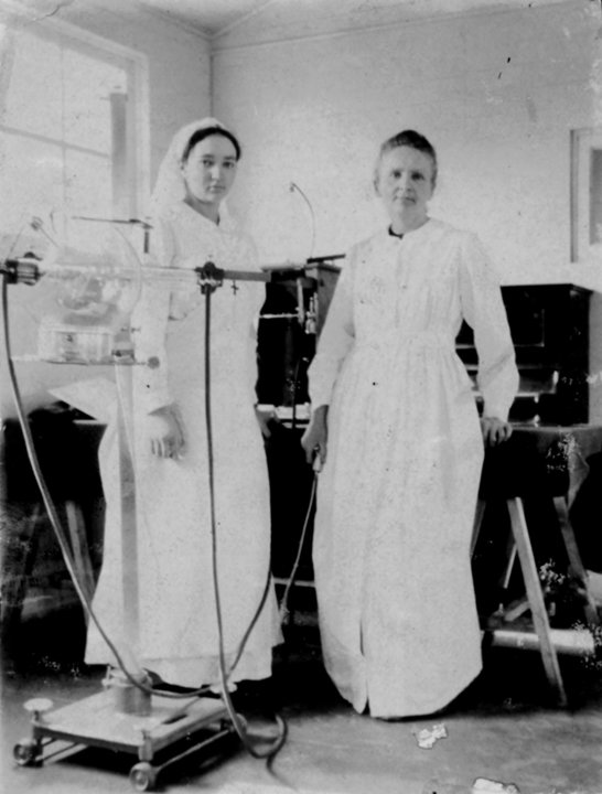 manbet手机版Irène居里和她的母亲玛丽·居里