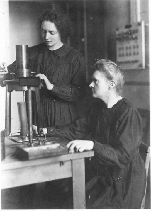 manbet手机版玛丽·居里和她的女儿IrÃ¨ne在实验室里