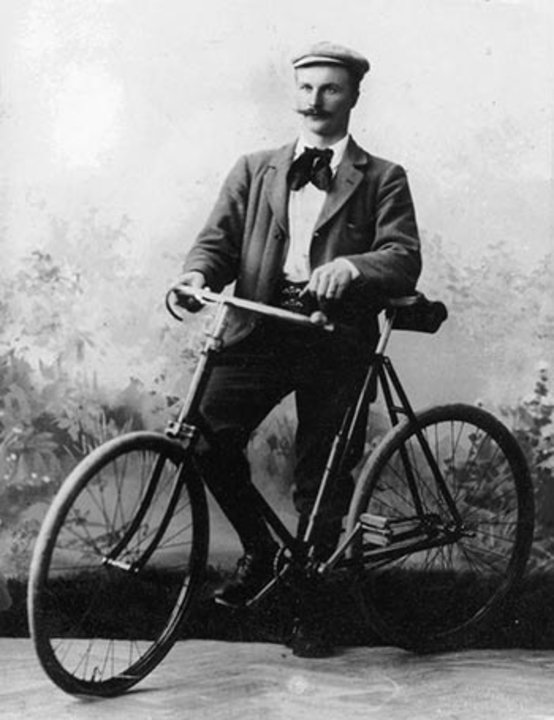 manbet手机版古斯塔夫Dalén和他的自行车在工作室照片，1895年。manbet手机版通过维基共享资源的公共领域