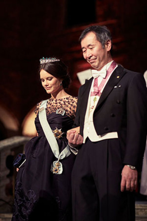 manbet手机版2015年12月10日，瑞典高明和索菲亚公主进入斯德哥尔摩市政厅蓝色大厅参加诺贝尔晚宴。