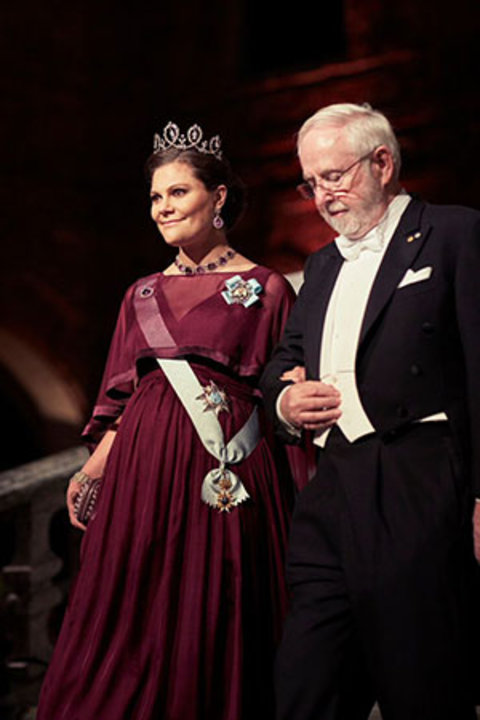 manbet手机版阿瑟·b·麦克唐纳和瑞典皇冠公主维多利亚继续到斯德哥尔摩市政厅的蓝厅于2015年12月10日诺贝尔晚宴。