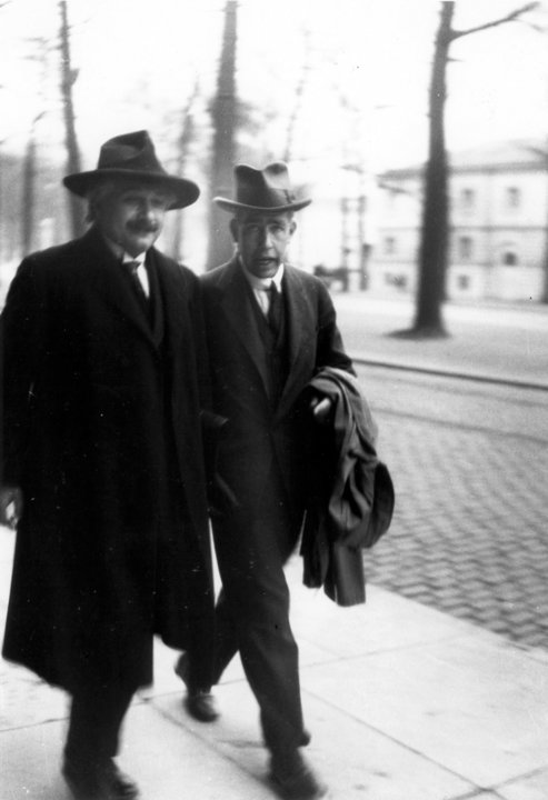 manbet手机版诺贝尔物理学奖得主阿尔伯特·爱因斯坦和尼尔斯·玻尔
