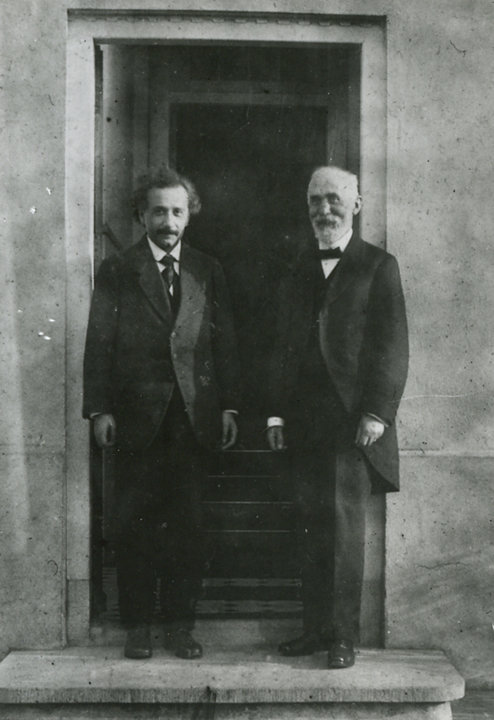 manbet手机版亨德里克·a·洛伦兹和阿尔伯特·爱因斯坦在保罗·埃伦费斯特的家外，莱顿，1921年