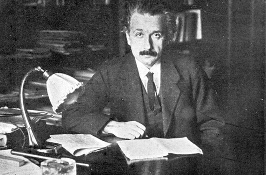 manbet手机版爱因斯坦在他的办公室里