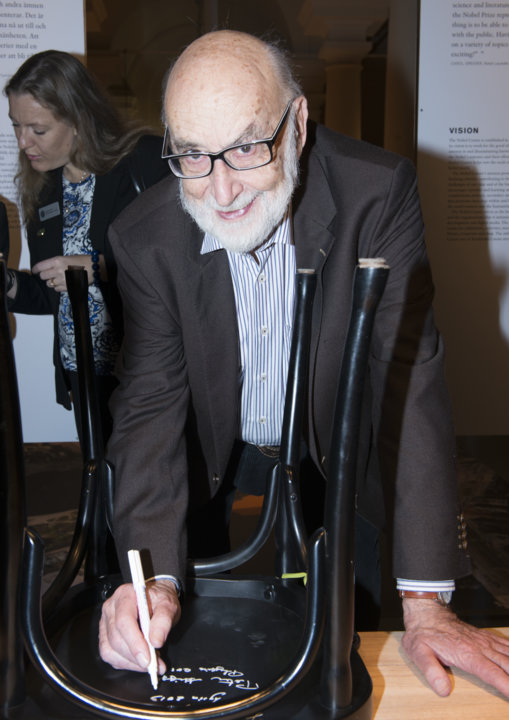 manbet手机版与之前的许多诺贝尔奖得主一样，François 2013年12月6日，在斯德哥尔摩诺贝尔博物馆的诺贝尔小酒馆，恩格勒特在一把椅子上签名
