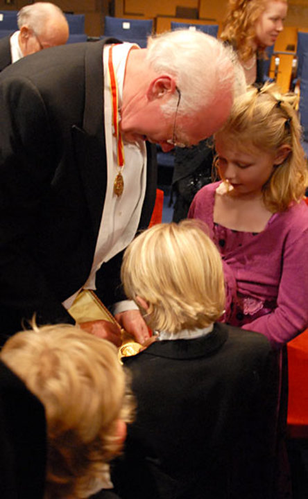 manbet手机版马丁·j·埃文斯爵士展示他的诺贝尔奖奖章