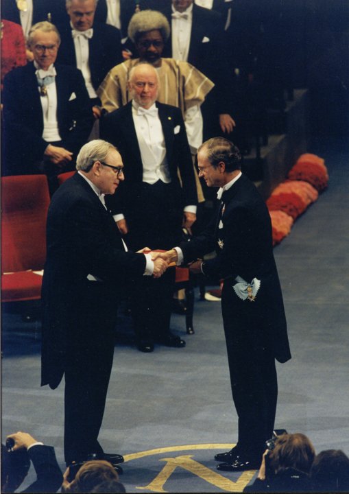 manbet手机版罗伯特·w·福格尔接受诺贝尔奖