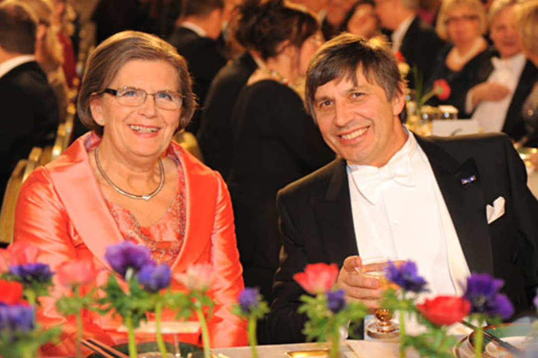 manbet手机版安德烈·海姆和古尼拉·斯托奇夫人在诺贝尔晚宴上
