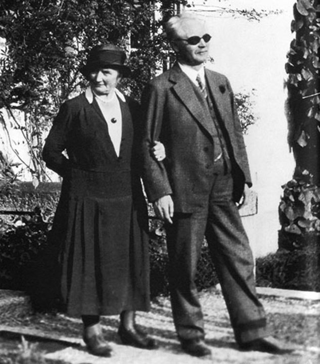 manbet手机版Gustaf Dalén和他的妻子Elma在他们的家Villa Ekbacken外LidingÃ¶，斯德哥尔摩，瑞典，1937。manbet手机版通过维基共享资源的公共领域