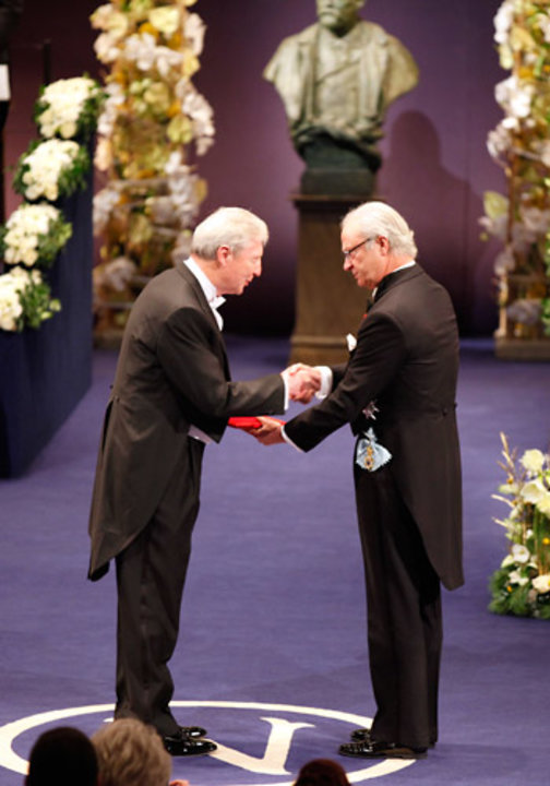 manbet手机版朱尔斯·霍夫曼从国王陛下卡尔十六世·古斯塔夫手中接过诺贝尔奖
