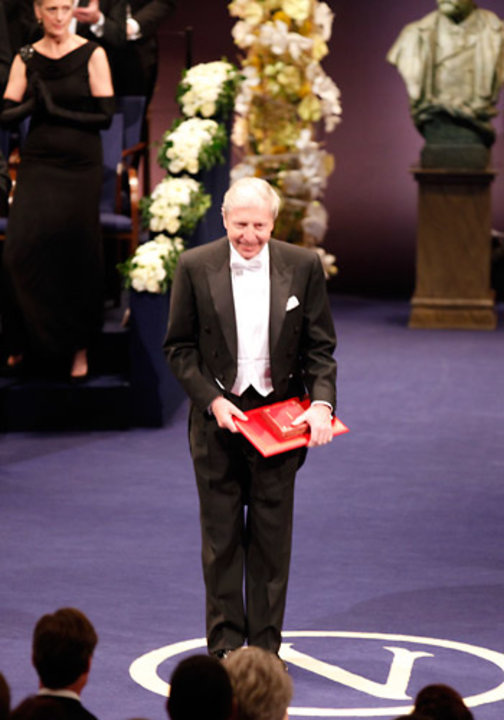 manbet手机版朱尔斯·a·霍夫曼在斯德哥尔摩音乐厅接受诺贝尔奖后