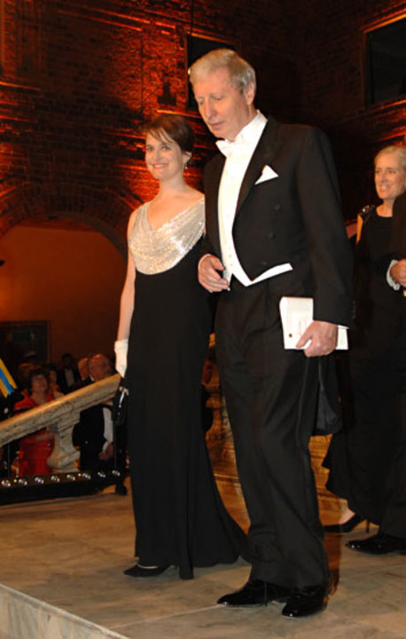 manbet手机版朱尔斯·霍夫曼在物理学奖得主亚当·g·里斯的妻子南希·乔伊·里斯夫人的陪同下抵达诺贝尔宴会