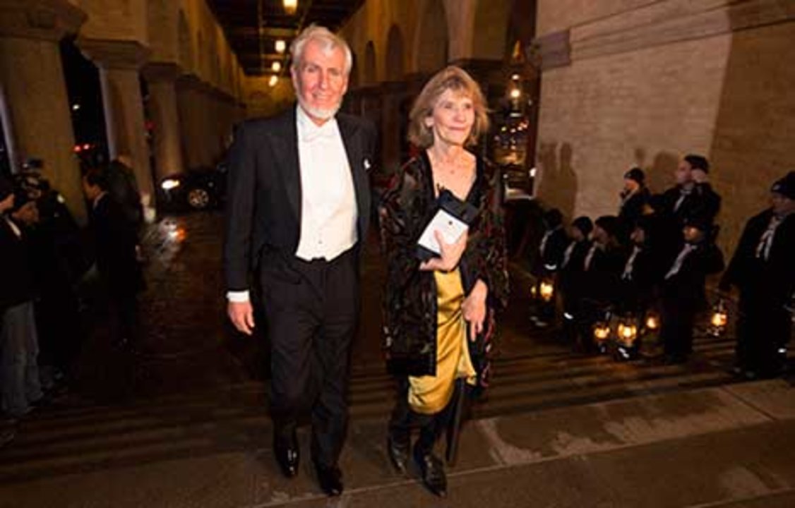 manbet手机版约翰·奥基夫到达诺贝尔晚宴和他的妻子一起,艾琳·奥基夫教授