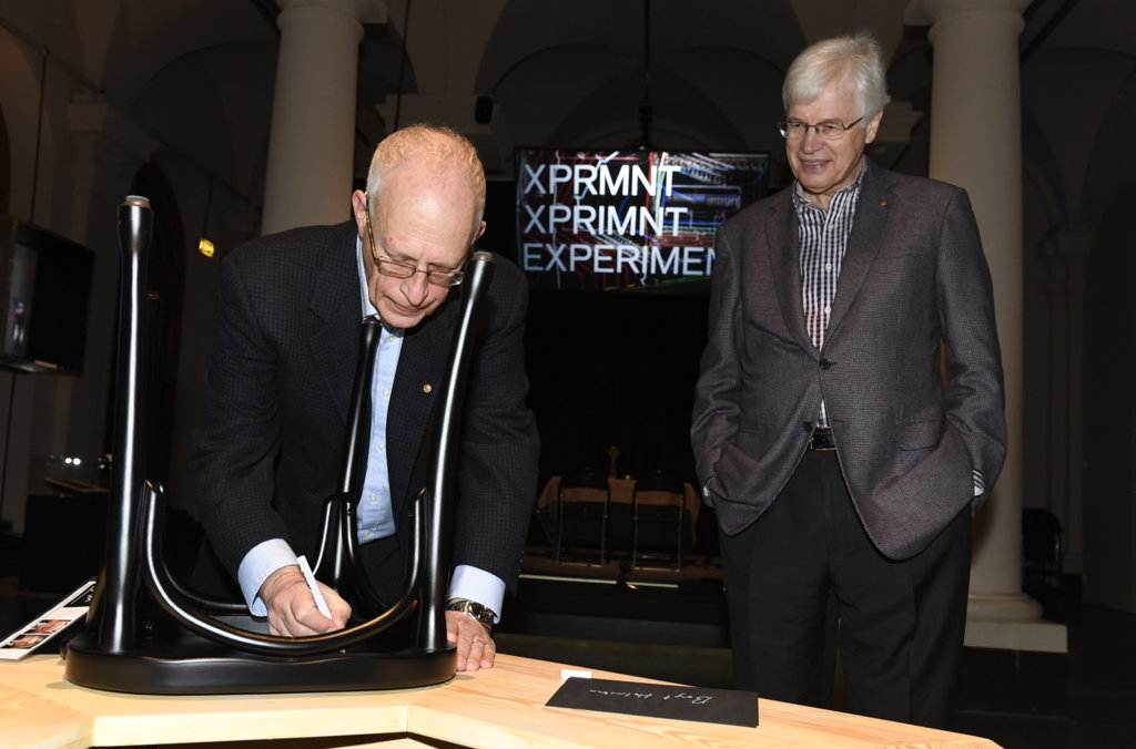 manbet手机版Bengt Holmström和Oliver Hart在椅子上签名