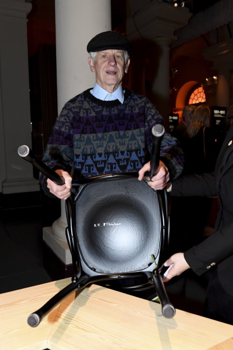 manbet手机版诺贝尔奖获得者David j . Thouless和亲笔签名的椅子上