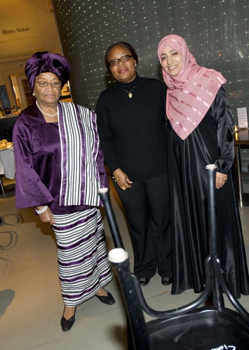 manbet手机版诺贝尔和平奖得主艾伦·约翰逊-瑟利夫和雷玛Tawakkol卡曼在他们访问斯德哥尔摩的诺贝尔博物馆