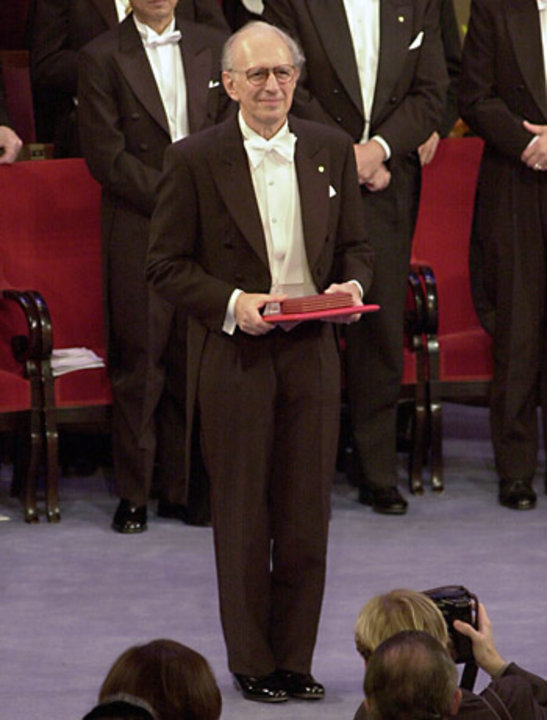 manbet手机版2000年，埃里克·坎德尔在斯德哥尔摩音乐厅从国王陛下手中接过诺贝尔奖。