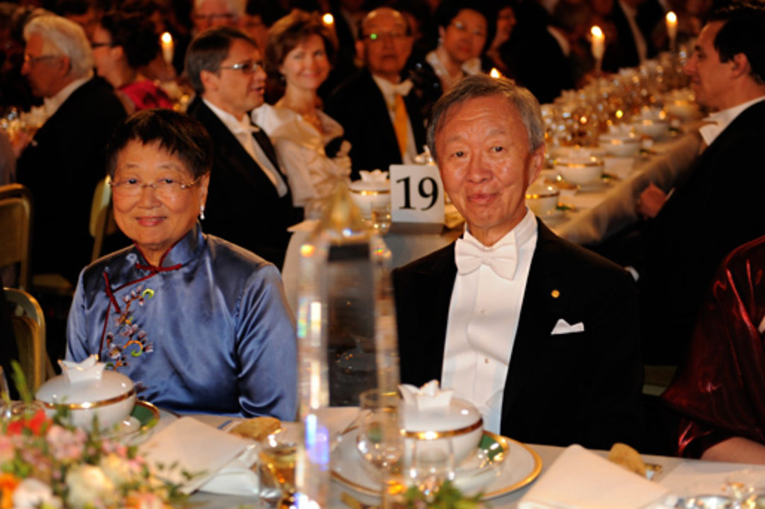 manbet手机版高锟(右)在诺贝尔晚宴上，左为他的夫人高梅女士