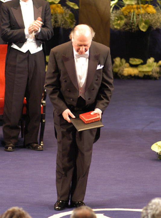manbet手机版Imre Kertész在获得诺贝尔奖后
