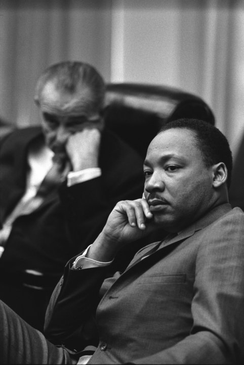 manbet手机版林登·约翰逊总统和马丁·路德·金在一次会议上