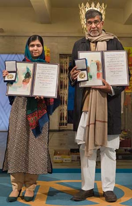 manbet手机版2014年12月10日，在挪威奥斯陆市政厅举行的诺贝尔和平奖颁奖典礼上，马拉拉·尤萨夫扎伊和冈拉什·萨蒂亚尔希展示了她们的诺贝尔奖章和文凭。