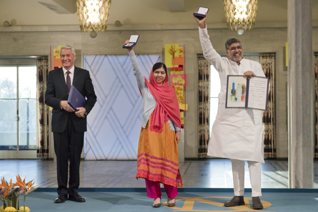 manbet手机版2014年12月10日，在挪威奥斯陆市政厅举行的诺贝尔和平奖颁奖典礼上，马拉拉·优素福扎伊和凯拉什·萨蒂亚尔希展示了他们的诺贝尔奖章和证书。