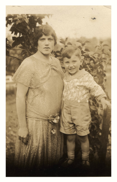 manbet手机版约书亚·莱德伯格，四岁，和他的母亲埃斯特