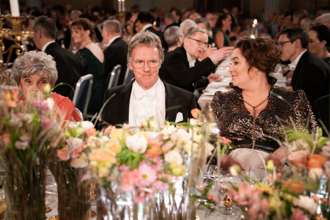 manbet手机版彼得·j·拉特克利夫爵士在诺贝尔宴会上