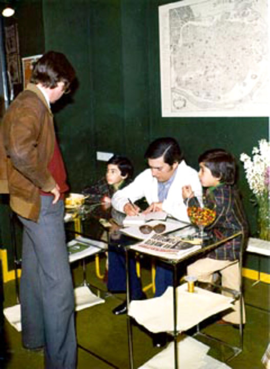 manbet手机版马里奥·巴尔加斯·略萨与他的儿子贡萨洛和阿尔瓦罗一起为新书签名