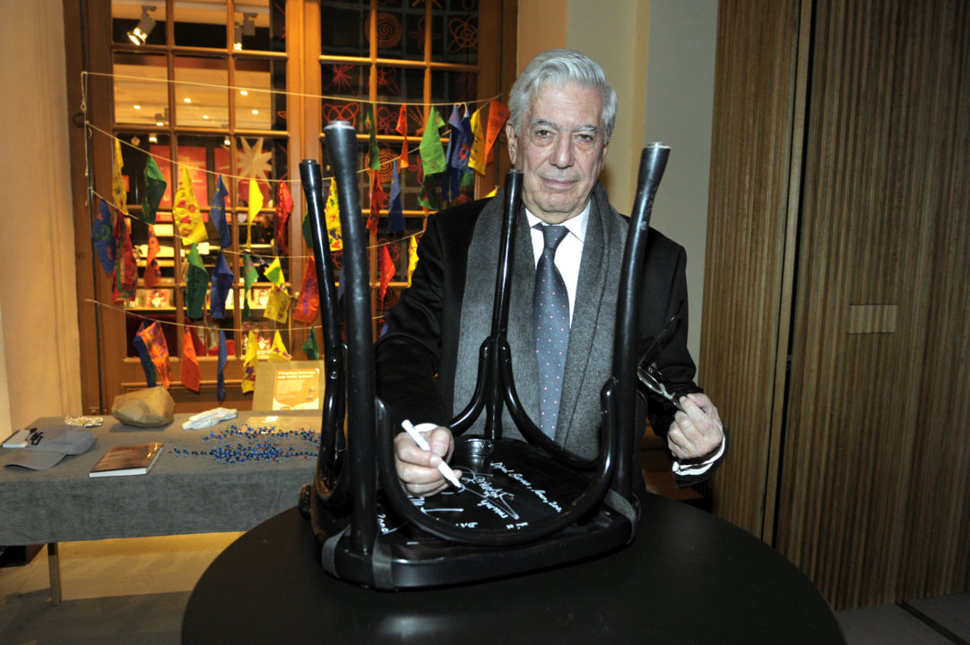 manbet手机版马里奥·巴尔加斯·略萨为一把椅子签名