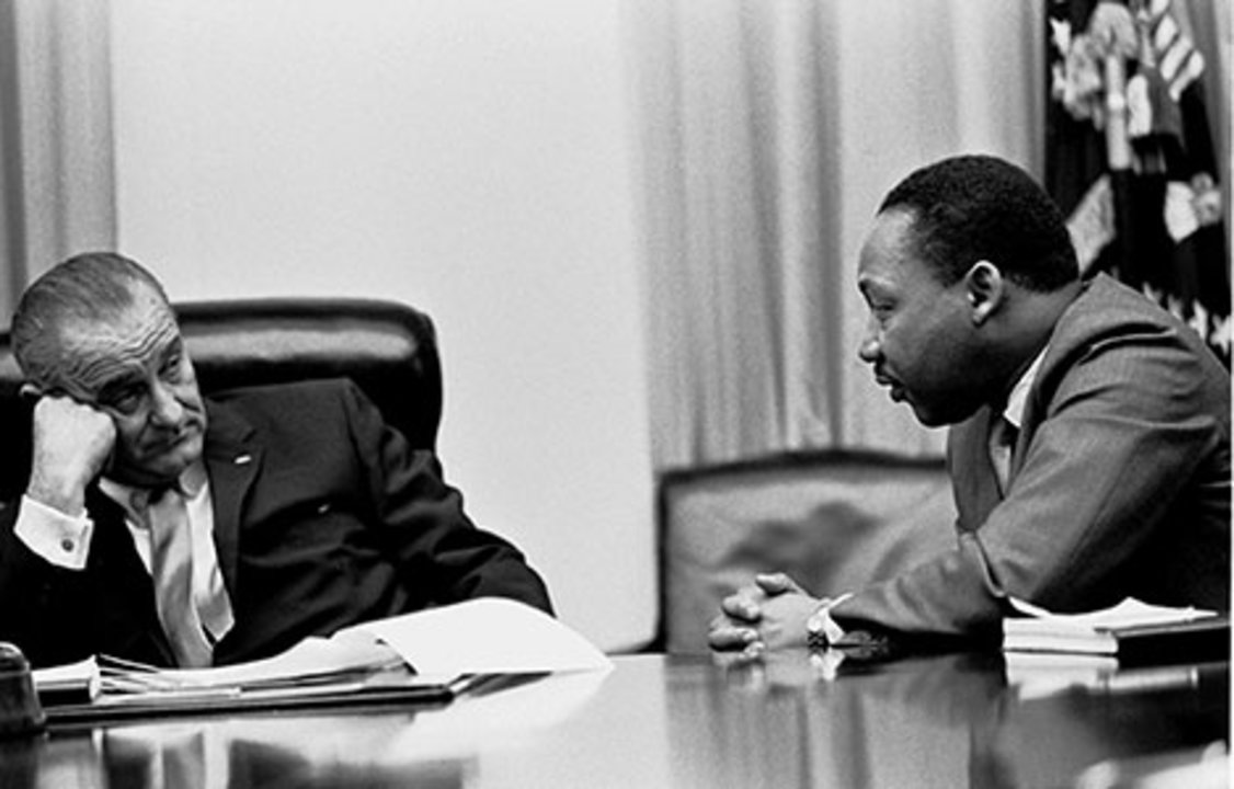 manbet手机版林登·约翰逊总统和马丁·路德·金在一次会议上