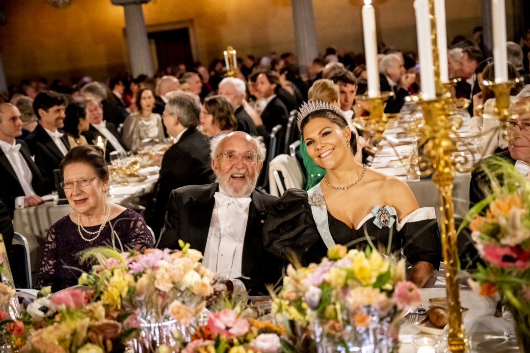 manbet手机版米歇尔·马约尔和瑞典王储维多利亚公主在诺贝尔晚宴上