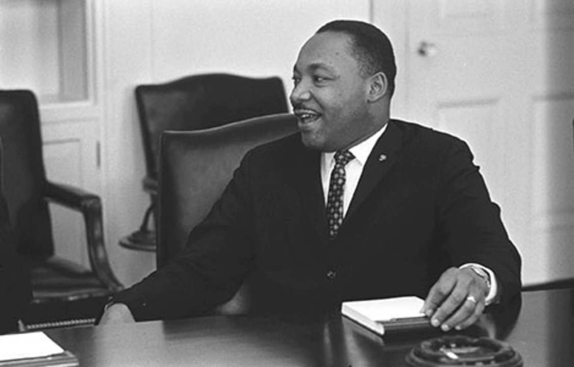 manbet手机版1964年1月18日，马丁·路德·金在华盛顿特区白宫举行的民权会议上。