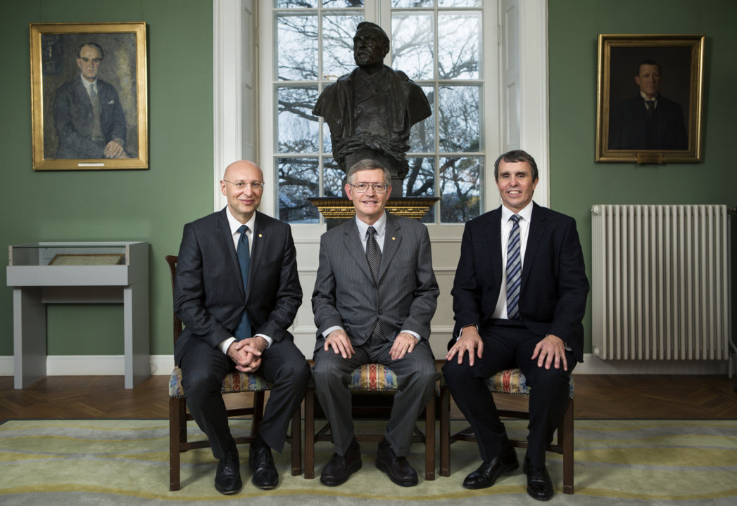 manbet手机版三位化学奖得主于2014年12月7日齐聚瑞典皇家科学院。manbet手机版左起:Stefan W. Hell, William E. Moerner和Eric Betzig。