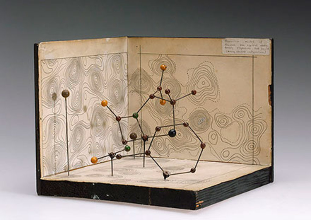 manbet手机版多萝西·霍奇金的青霉素分子模型，约1945年。