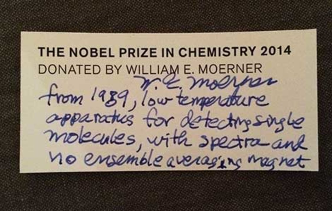 manbet手机版威廉·e·莫尔纳在送给诺贝尔博物馆的礼物上手写的标签。